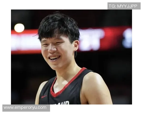 杨瀚森自傲一幕！进半场奇特三分为自己竖起大拇指 用英文说完美